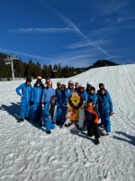 Ski-Lehrer innen im Freien